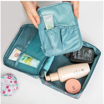 Women's travel makeup kit (random design and color)